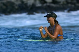 LAYNE-BEACHLEY-OF-AUSTRALIA-CELEBRATES-HER-FIFTH-CONSECUTIVE-ASP-WORLD-TITLE-2002