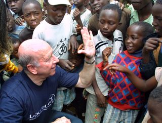 SIR-BOBBY-CHARLTON-LAUREUS-PROJECT-VISITS-(1)