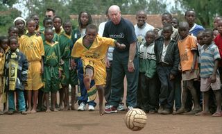 SIR-BOBBY-CHARLTON-LAUREUS-PROJECT-VISITS-(11)