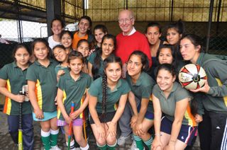 SIR-BOBBY-CHARLTON-LAUREUS-PROJECT-VISITS-(3)